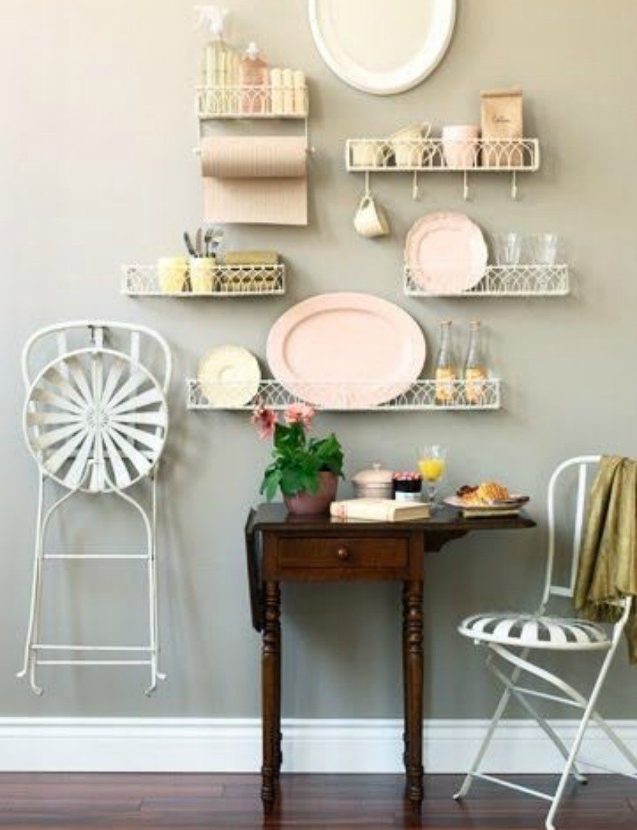 Αν δεν έχετε χώρο ούτε στην κουζίνα μπορείτε αμέσως μετά το φαγητό να κρεμάτε τις καρέκλες σας στον τοίχο.
