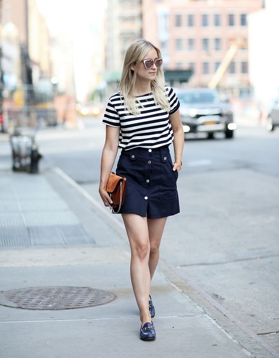 Η κλασική μπλε ή μαύρη φούστα με κουμπιά αποτελεί σήμα-κατατεθέν του nautical look.