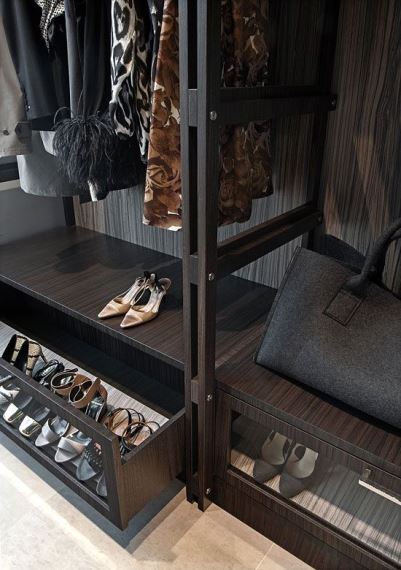 Αν σχεδιάζετε μία elegant ντουλάπα, φροντίστε να κρατήσετε χώρο για ένα διάφανο συρτάρι μέσα στο οποίο θα αποθηκεύσετε τα καλά σας παπούτσια.