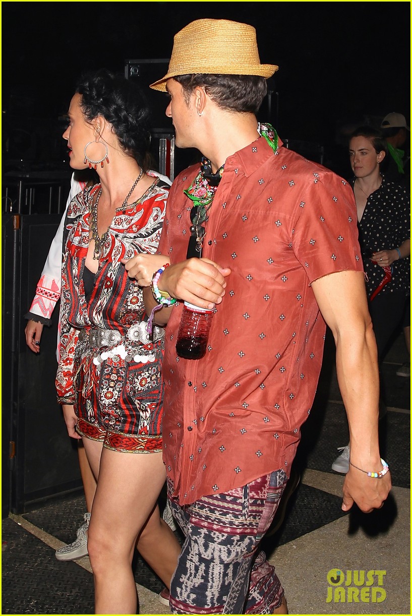 katy-perry-orlando-bloom-lock-arms-in-matching-outfits-at-coachella-2016-04