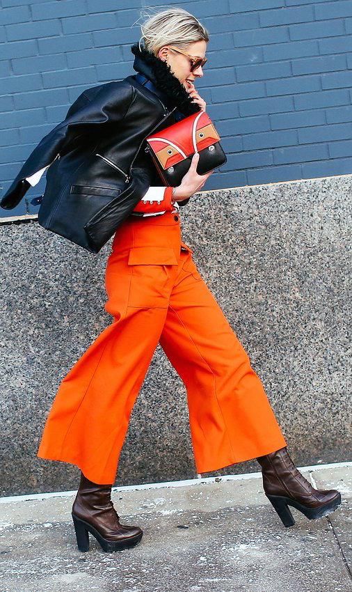 Ένα πορτοκαλί παντελόνι σε στιλ culotte ή με flared τελείωμα θα γίνει τo κομμάτι-κλειδί που θα αναβαθμίσει όλη την εμφάνισή σας.