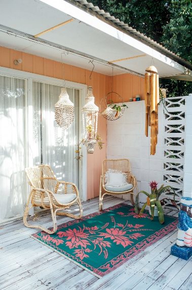 Διακοσμήστε με boho διάθεση ακόμα και με λίγα πράγματα. Ένα μικρό floral χαλί, δύο καρέκλες και διάφορα hangings αποτελούν μία γρήγορη, εύκολη και οικονομική λύση.