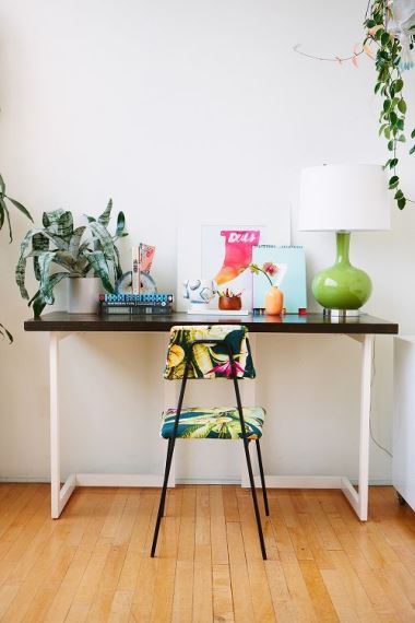 Αλλάξτε καρέκλα στο γραφείο και προσθέστε λίγα έντονα χώματα όπως ο συνδυασμός ροζ με πράσινο.
