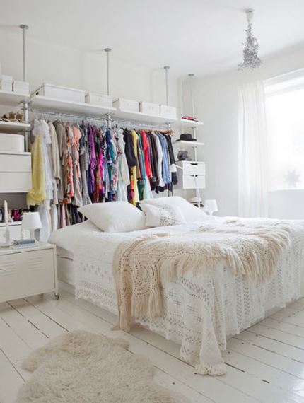 Ο χώρος πίσω από το κρεβάτι μπορεί κάλλιστα να θυμίζει ντουλάπα αν το διαμορφώσετε κατάλληλα με ράφια και συρτάρια.