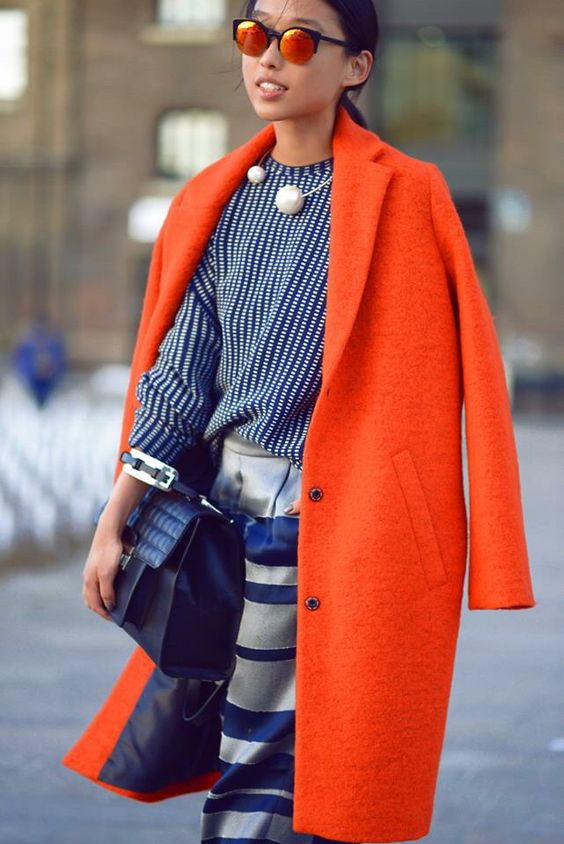 Φορέστε ένα πορτοκαλί σακάκι ή ημίπαλτο πάνω από ένα σύνολο με κάποιο ωραίο μοτίβο, για το πιο fashion forward αποτέλεσμα.