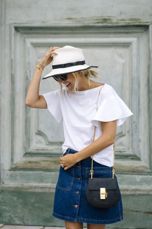 Δώστε βάρος στα αξεσουάρ για να κάνετε πιο ενδιαφέρον το σύνολό σας, συνδυάζοντας τη τζιν φούστα με ένα item όπως ένα καπέλο.