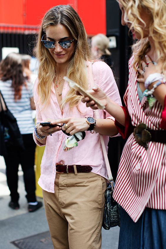 Αντί για το κλασικό λευκό πουκάμισο, φορέστε ενα σε ροζ χρώμα και συνδυάστε με ένα παντελόνι σε camel απόχρωση, για ένα updated office look.