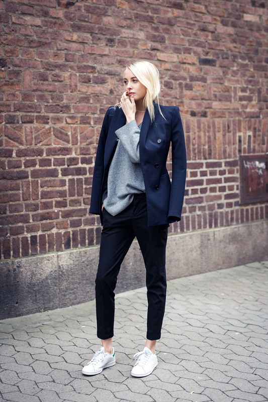 Δημιουργήστε ένα πρωτότυπο κοστούμι συνδυάζοντας μαύρο παντελόνι σε στενή γραμμή με blazer σε σκούρο μπλε.