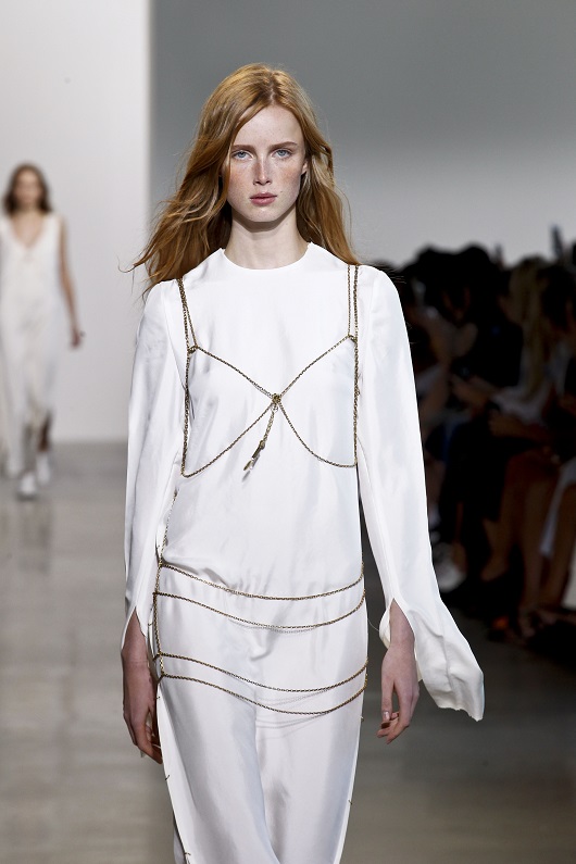 Body chains που φοριούνται επάνω από τα ρούχα, μια τέλεια εναλλακτική που είδαμε στην πασαρέλα του Calvin Klein.