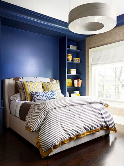 Το navy blue ταιριάζει μοναδικά με το ξύλινο δάπεδο. Φροντίστε μόνο να το εντάξετε σε ένα χώρο με άπλετο φυσικό φως.