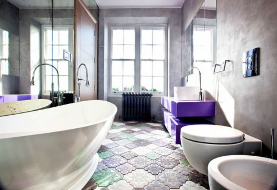 Επιλέξτε ιδιαίτερα πλακάκια για το πάτωμα του μπάνιου σας. Κάντε τα πλακάκια το επίκεντρο της διακόσμησης.