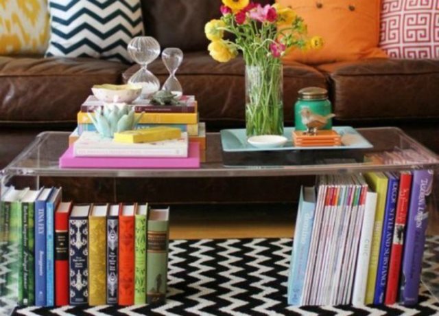 Μερικά βιβλία με χρωματιστά εξώφυλλα κάτω από το coffee table θα ομορφύνουν και θα φωτίσουν το σαλόνι σας.