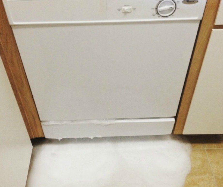 Αυτήν την εικόνα μας έστειλε αναγνώστρια η οποία δοκίμασε να βάλει απορρυπαντικό πιάτων στο πλυντήριο ρούχων.