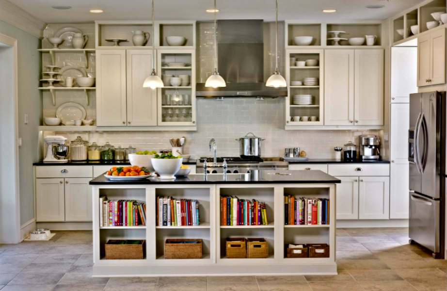 Τα ντουλάπια αγγίζουν το ταβάνι σε κάθε έξυπνα διακοσμημένη κουζίνα.