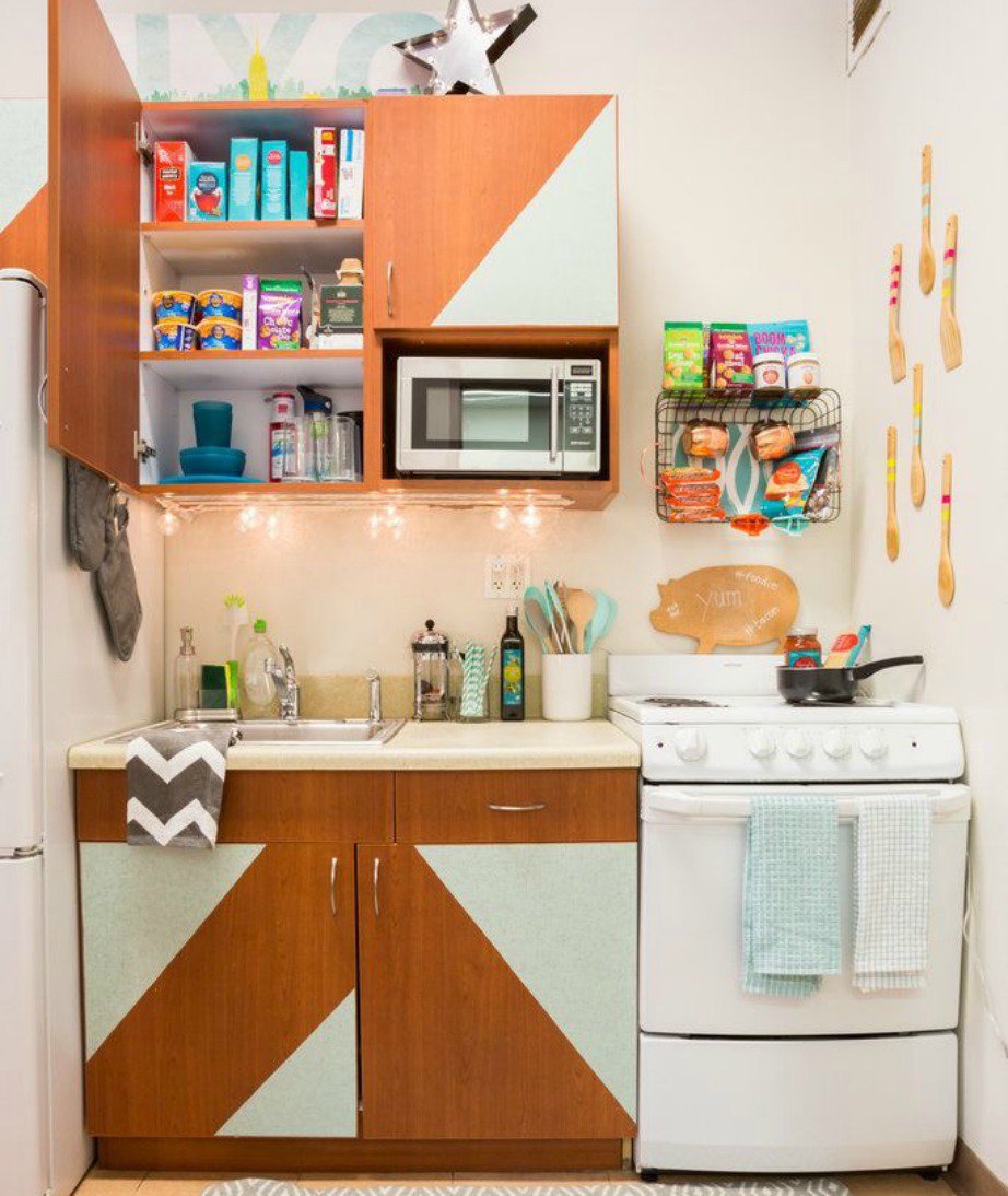 Μεταμορφώστε τα παλιά ντουλάπια της κουζίνας σας ντύνοντάς τα με αυτοκόλλητο.