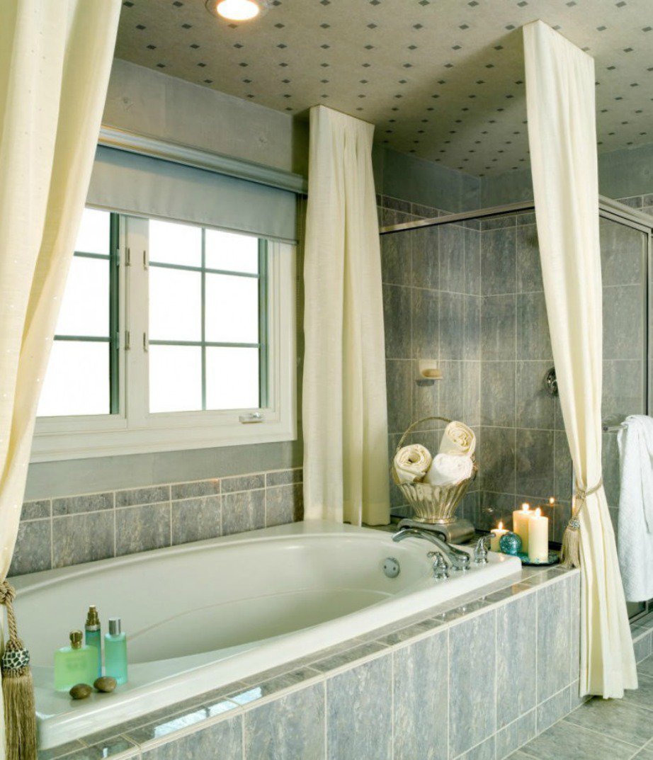 Βάλτε τέσσετα φύλλα κουρτίνας στην μπανιέρα σας και μετατρέψτε την στο πιο χαλαρωτικό μέρος του σπιτιού.