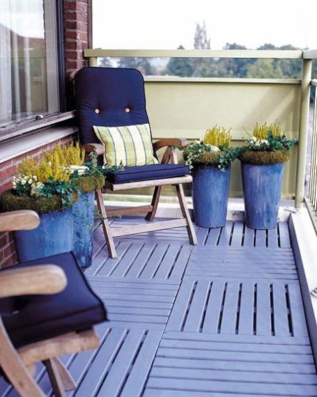 Βάλτε χρώμα στο μπαλκόνι σας βάφοντας τα ξύλινα πλακίδια σε κάποιο χρώμα της επιλογής σας.