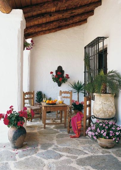 Αν το τραπέζι και οι καρέκλες είναι αρκετά παλιές, εκμεταλλευτείτε την ευκαιρία να διαμορφώσετε ένα spanish στιλ. Διακοσμήστε με μεγάλα πιθάρια και χρωματιστά λουλούδια.