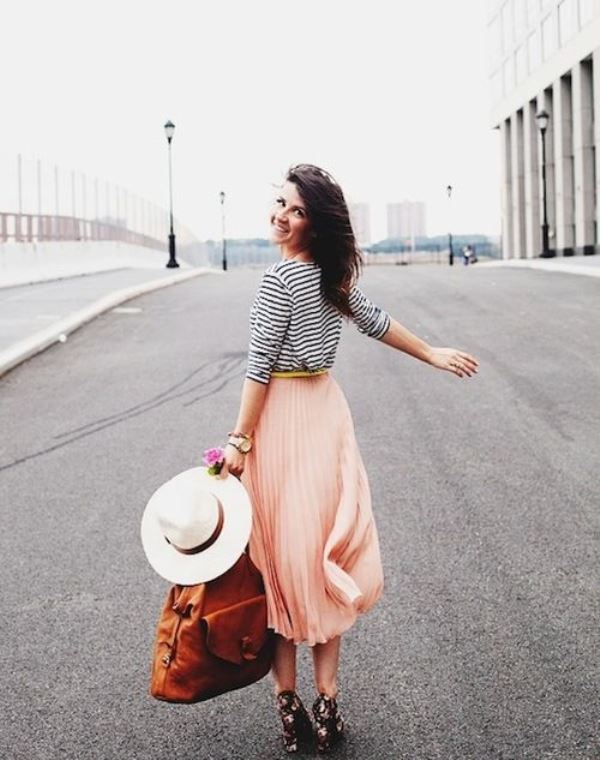 Συνδυάστε την αγαπημένη σας μαρινιέρα με μια ροδακινί φούστα, για ένα αποτέλεσμα με vintage αισθητική.