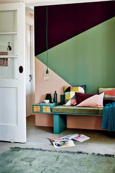 Συνδυάστε τον χρωματιστό τοίχο με μαξιλάρια σε ανάλογα μοτίβα και αποχρώσεις.