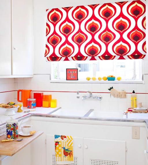 Σε μία λευκή κουζίνα τα έντονα χρώματα και μοτίβα χαρίζουν μία μοντέρνα και χαρούμενη εικόνα κάνοντας πολύ πιο ενδιαφέρον το χώρο.