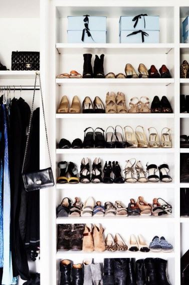 Συνθέστε σε μία ραφιέρα μία «βιτρίνα» με τα αγαπημένα σας παπούτσια μετατρέποντας σε μία mini boutique την ντουλάπα σας.