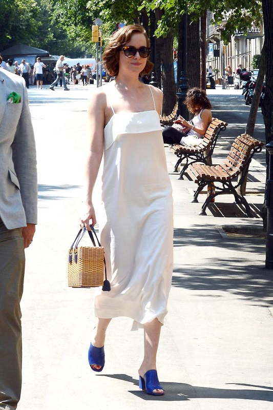 Η Dakota Jonson έχει δώσει τη δική της εκδοχή του trend, συνδυάζοντάς το με ένα λευκό slip dress.