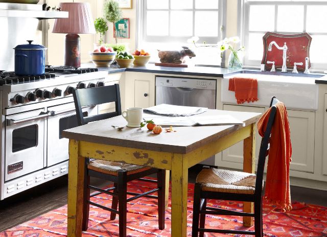 Aναδείξτε την παλιά κουζίνα με χρώματα και stylish vintage αντικείμενα.