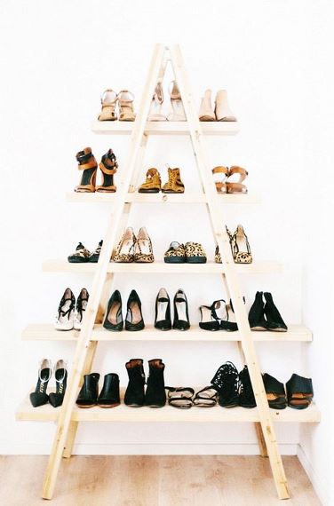 Διακοσμήστε μία σκάλα με τα παπούτσια που χρησιμοποιείται περισσότερο. Η λύση εκτός από όμορφη αισθητικά βοηθά στο να μένουν πάντα οργανωμένα.