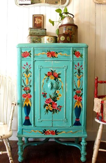 Το παλιό ντουλάπι μπορεί να μεταμορφωθεί σε ένα stylish boho έπιπλο. Τα έντονα χρώματα και τα floral μοτίβα αποτελούν τα μυστικά της επιτυχίας.