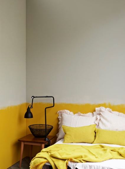 Σε ένα minimal υπνοδωμάτιο μία έντονη χρωματική παρέμβαση ανανεώνει εύκολα και γρήγορα το χώρο.
