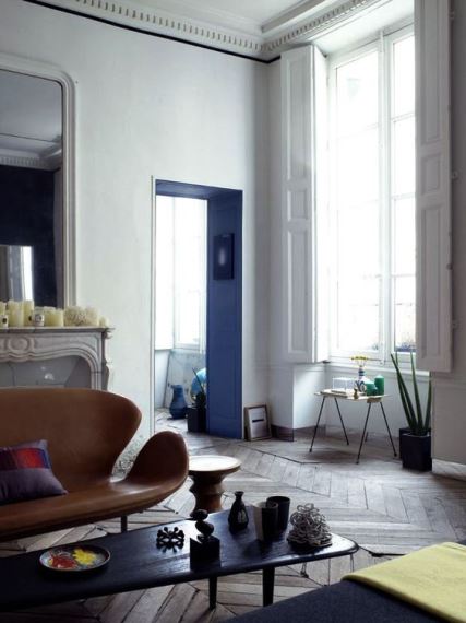 Tο mix and match decor τονίζεται με το μπλε χρώμα στους τοίχους. Το κλασσικό design γίνεται «ένα» με τα μοντέρνα έπιπλα.