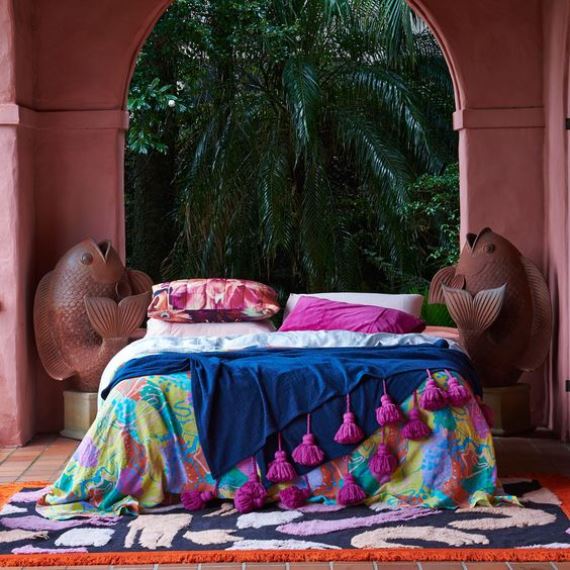 Επιλέξτε σκεπάσματα σε έντονα χρώματα για το κρεβάτι. Μπορείτε να ράψετε και φούντες στα τελειώματα τους για boho στιλ.