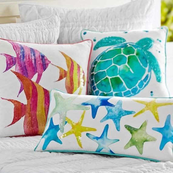 Επιλέξτε διακοσμητικά μαξιλάρια με πολύχρωμα prints.