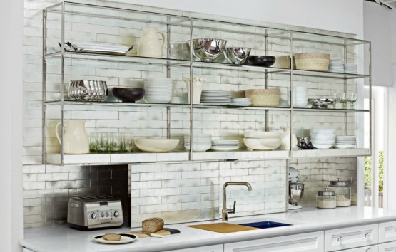 Αν έχετε έλλειψη αποθηκευτικού χώρου στην κουζίνα τότε προσθέστε έξτρα ανοιχτά ράφια πάνω από τον νεροχύτη (αν είναι άδειος) ή σε κάποιο άλλο σημείο της κουζίνας. 