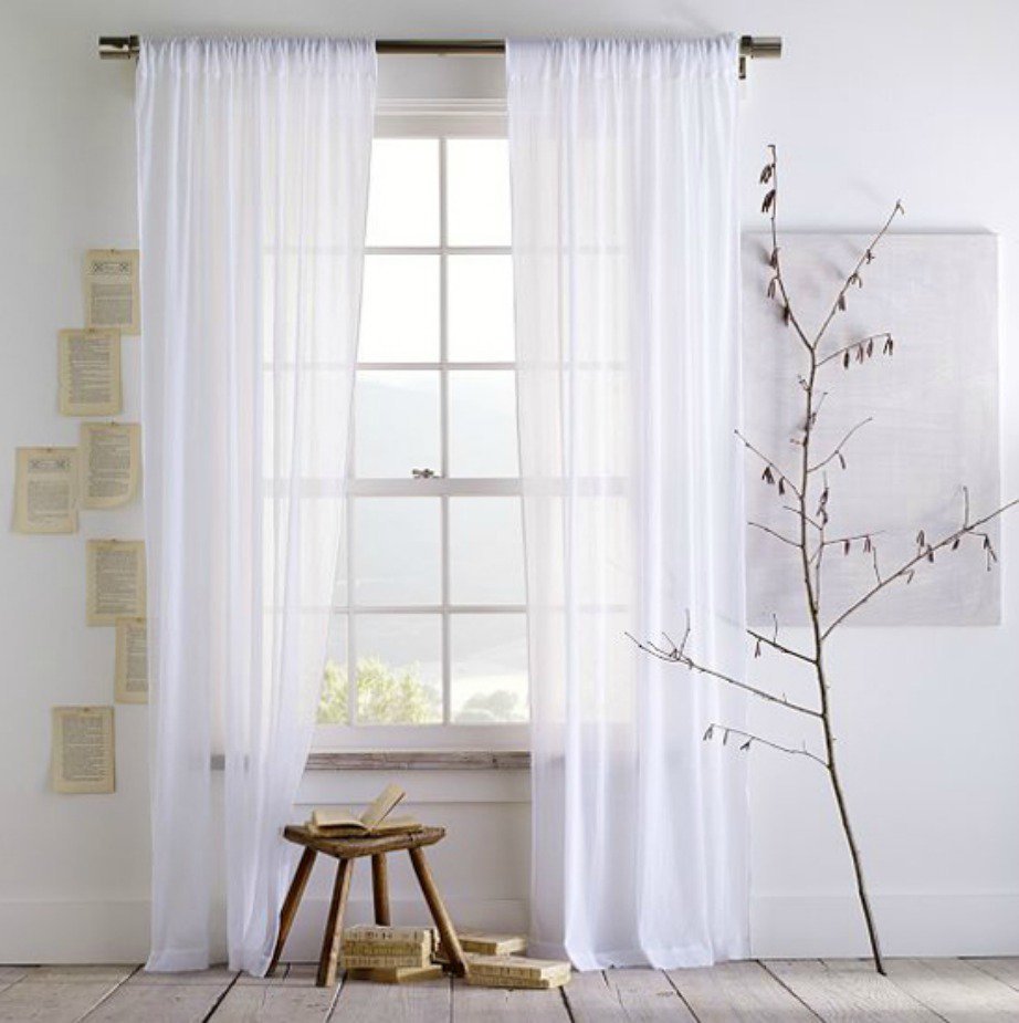 Οι πολύ λεπτές κουρτίνες θα επιτρέψουν στο φως του ήλιου να μπει πιο εύκολα μέσα στο σαλόνι σας.