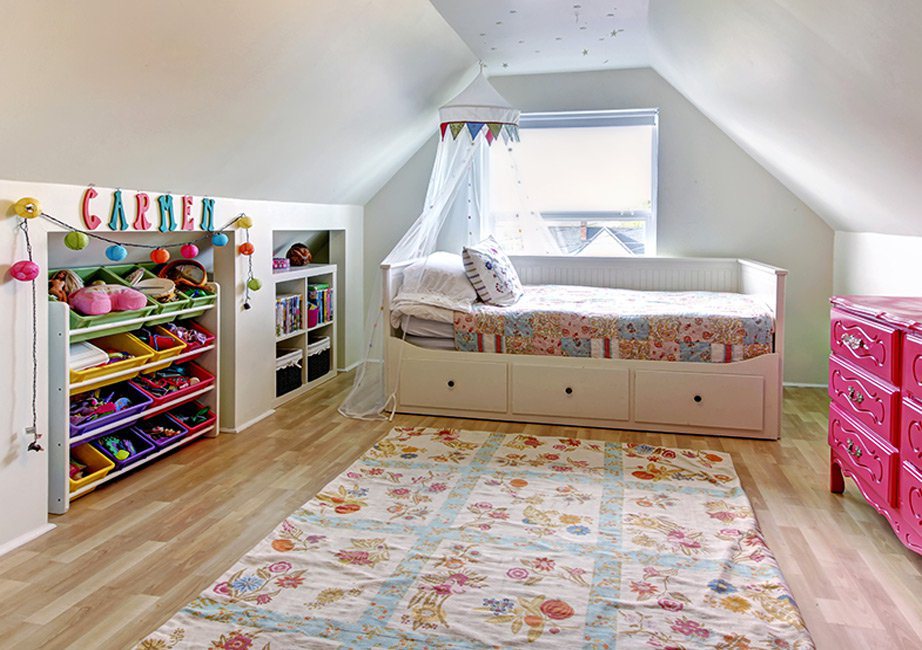 Εκμεταλλευτείτε τον χώρο κάτω από το κρεβάτι και κάθε εσοχή στους τοίχους για να αποθηκεύετε τα παιχνίδια αφήνοντας χώρο στον κέντρο του δωματίου.
