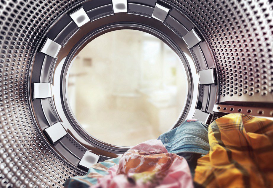 Μην αφήνετε βρεγμένα ρούχα μέσα στο πλυντήριο γιατί η μυρωδιά της μούχλας δεν φεύγει ούτε μετά από μια νέα πλύση.