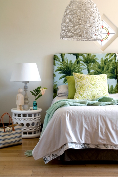 Ανανεώστε το υπνοδωμάτιο αλλάζοντας το κεφαλάρι με tropical μοτίβο, είτε προσθέτοντας μαξιλάρια με prints.