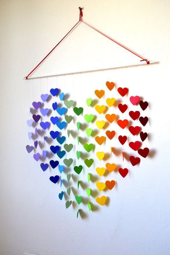 Φτιάξτε ένα DIY διακοσμητικό με πολύχρωμες καρδιές