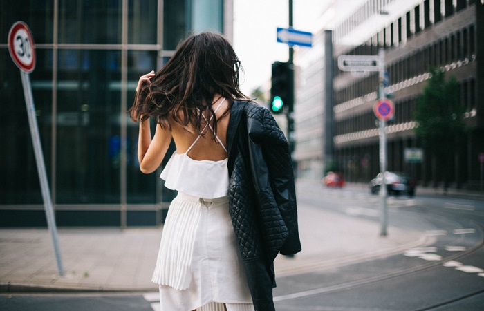 black_quilted_jacket_white_pleated_skirt_outfit_street_style_4
