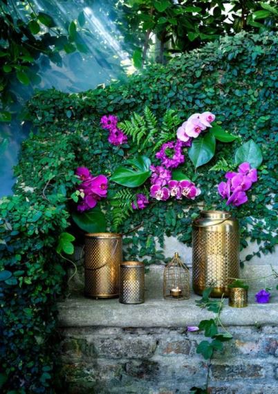 Στον κήπο ή τη βεράντα διακοσμήστε με μεταλλικά φανάρια και βάζα. Τα έντονα χρώματα στα λουλούδια χαρίζουν μία πιο εξωτική εικόνα.