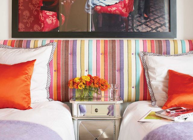 Αν έχετε δύο παλιά κρεβάτια τοποθετήστε ανάμεσα ένα κομοδίνο και προσθέστε ένα χρωματιστό κεφαλάρι.