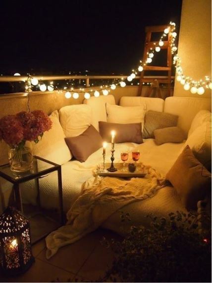 Δημιουργήστε ρομαντική ατμόσφαιρα βγάζοντας το στρώμα έξω στο μπαλκόνι. Ρίξτε άφθονα μαξιλάρια για περισσότερη άνεση.