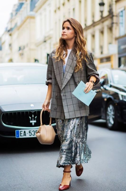 Ένα αυστηρό blazer «σπάει» υπέροχα όταν φορεθεί με μια metallic θηλυκή φούστα.