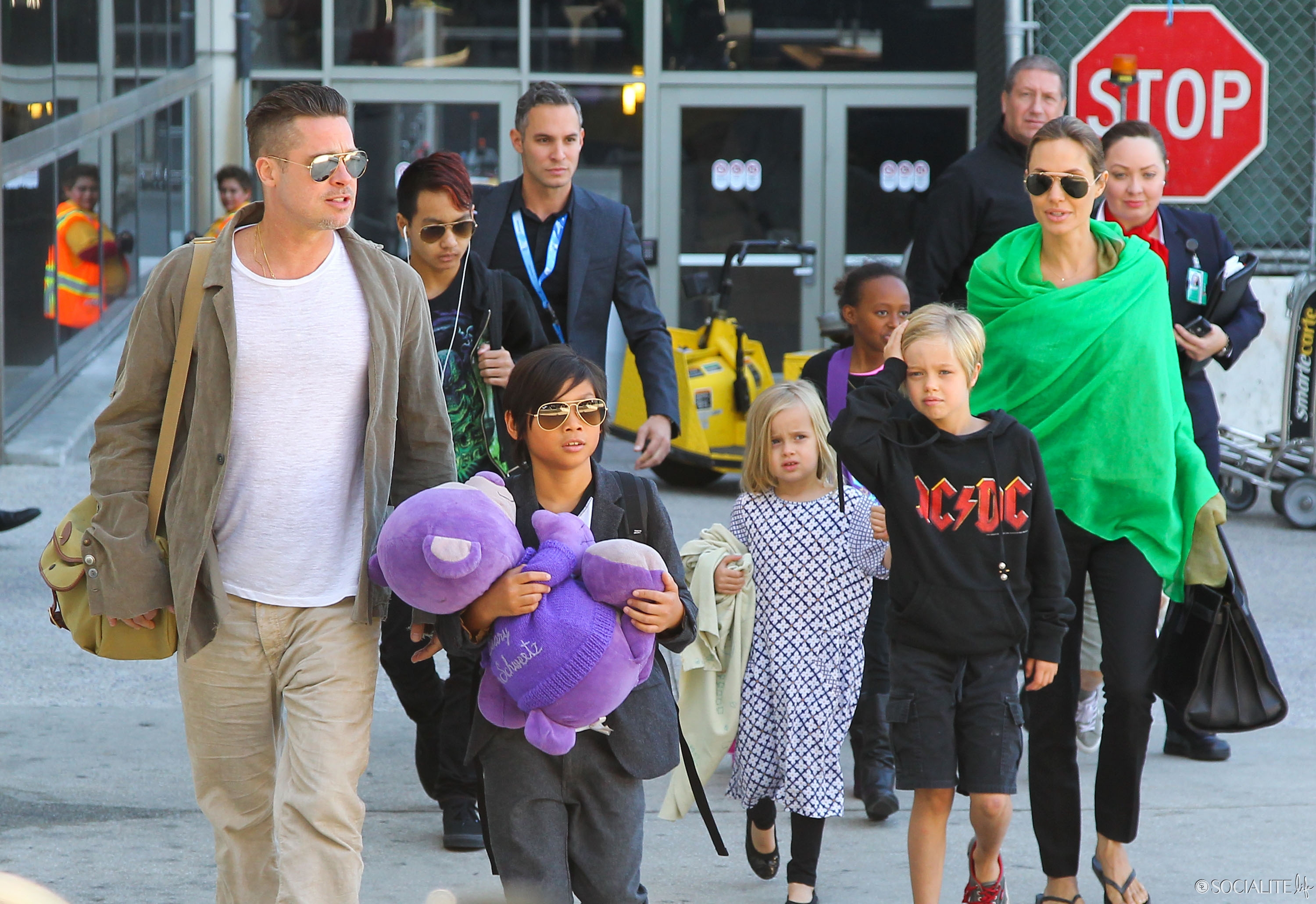 brad-pitt-and-angelina-jolie-land-in-lax-with-kids05-3000x2061