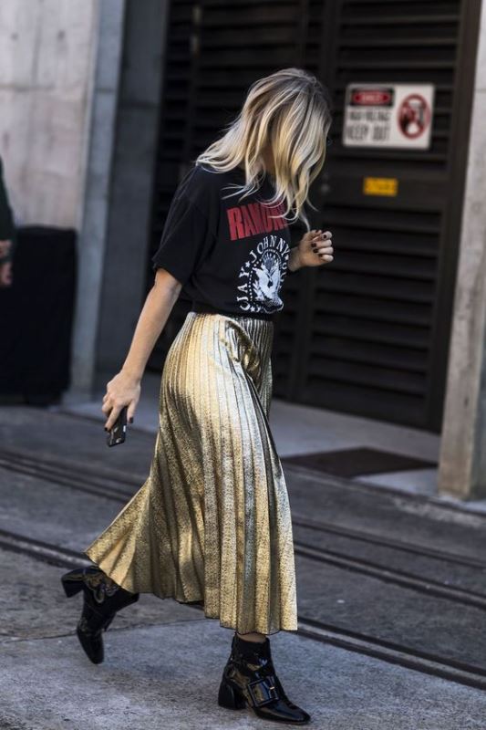 Μεταλλιζέ pleated skirt και rock T-shirts, ο ορισμός του s∈xy chic.