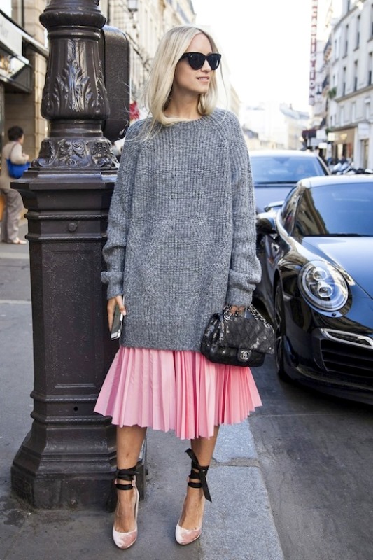 Φορέστε μία girly φούστα σε ροζ χρώμα και ισορροπήστε το με ένα oversized πουλόβερ σε πιο φθινοπωρινές αποχρώσεις.