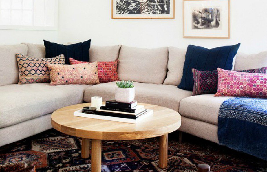 Οι γωνιακοί καναπέδες είναι όμορφοι (και πολύ άνετοι) αλλά δεν ταιριάζουν σε κάθε χώρο.