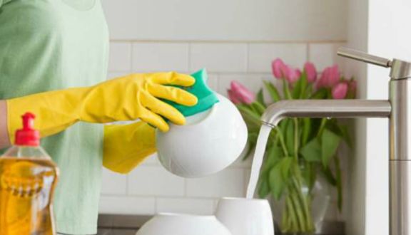 Το σφουγγάρι που χρησιμοποιείτε καθημερινά για να πλένετε τα πιάτα σας μαζεύει πολλά μικρόβια μέρα με τη μέρα.